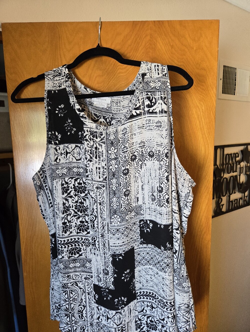 Women's Black and White Patterned Sleeveless Top